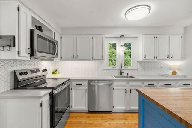 11 Daniel Teague Dr, Rockland, MA 02370