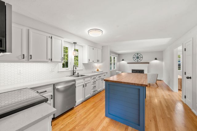11 Daniel Teague Dr, Rockland, MA 02370