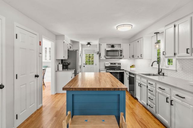 11 Daniel Teague Dr, Rockland, MA 02370