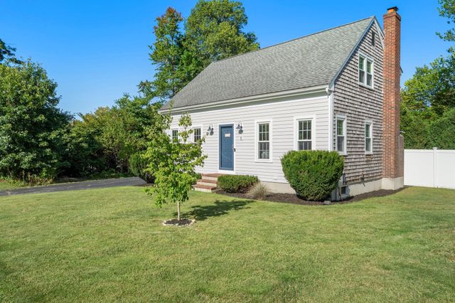 11 Daniel Teague Dr, Rockland, MA 02370