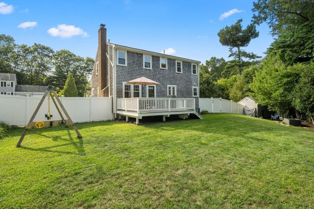 11 Daniel Teague Dr, Rockland, MA 02370