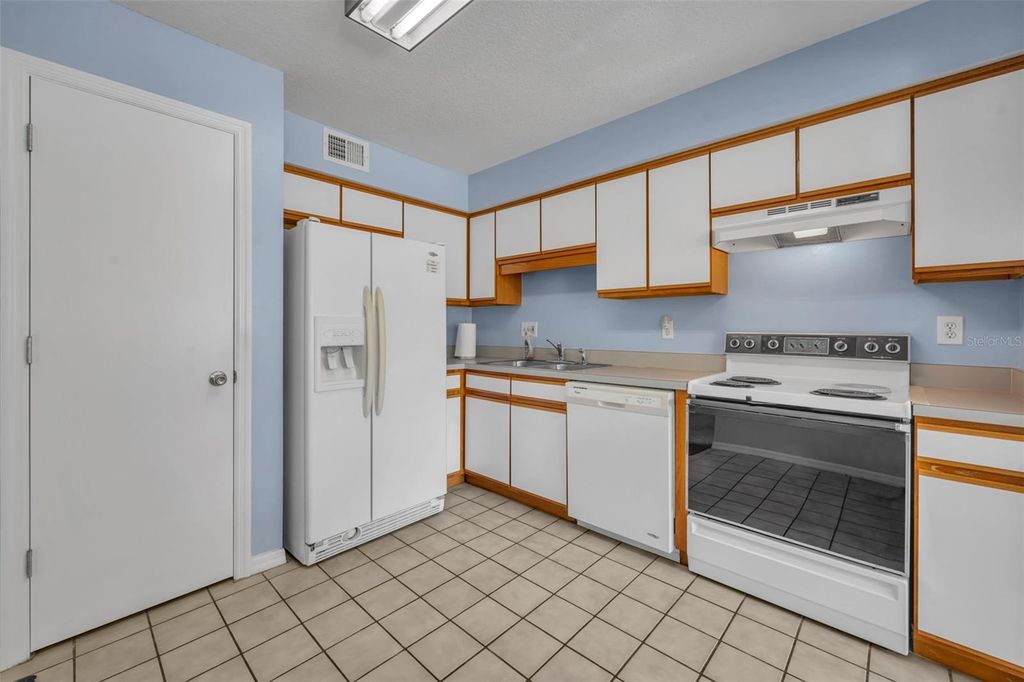 Image 12 of property listing at 2427 TACK ROOM LANE 8, Orlando, FL 32812