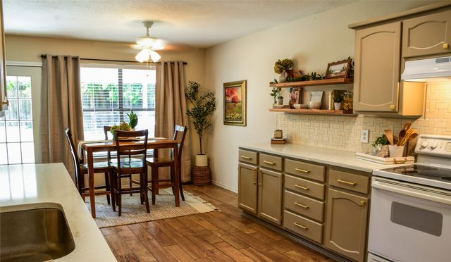1110 W Cozby Court W, Benbrook, TX 76126