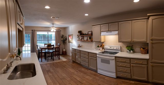 1110 W Cozby Court W, Benbrook, TX 76126