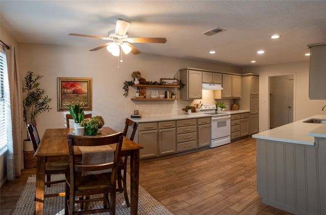 1110 W Cozby Court W, Benbrook, TX 76126