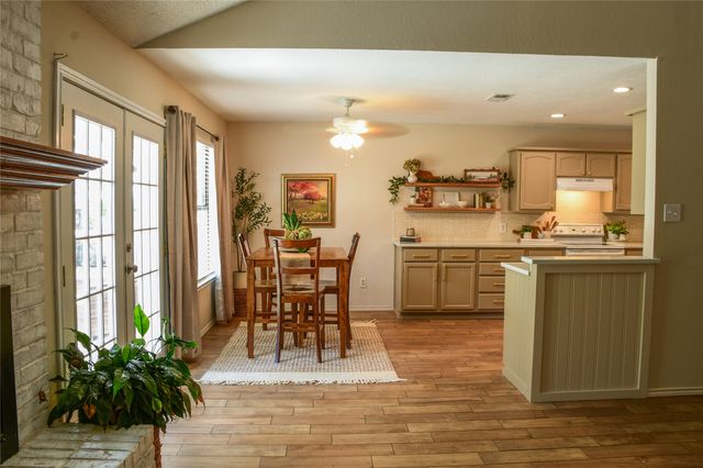 1110 W Cozby Court W, Benbrook, TX 76126