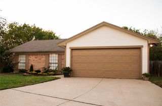 1110 W Cozby Court W, Benbrook, TX 76126