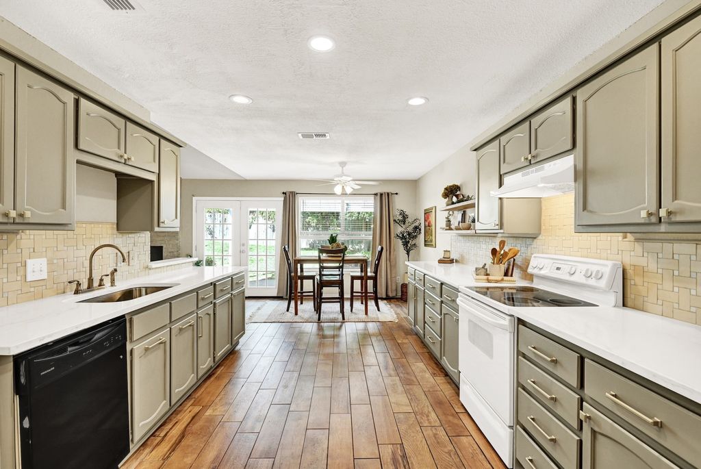 1110 W Cozby Court W, Benbrook, TX 76126 — photo 5