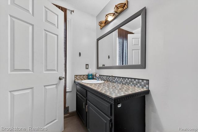 1980 Oakville Waltz Road, New Boston, MI 48164