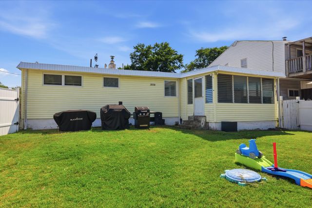 1427 WILLIAMS ST, Levittown, PA 19057