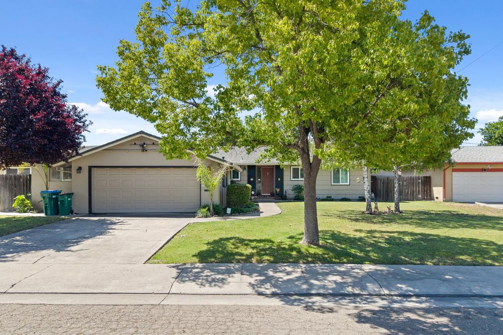 302 E El Campo Ave, Stockton, CA 95207