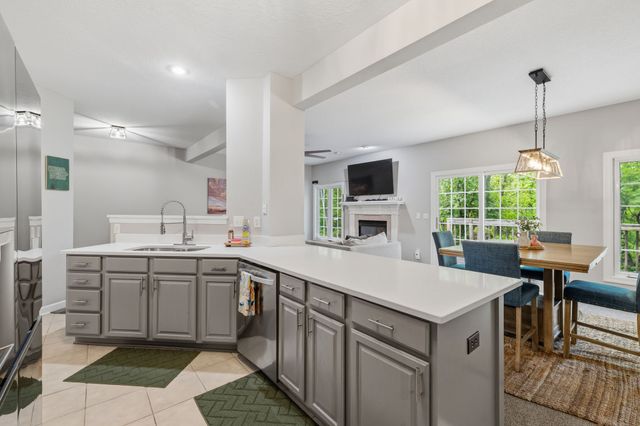 5583 Meredith Drive 5C, Des Moines, IA 50310