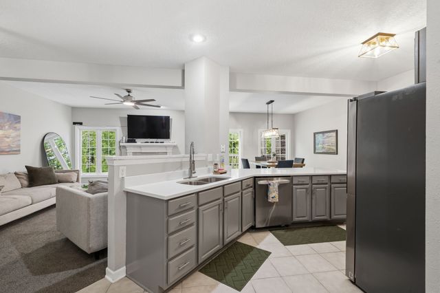 5583 Meredith Drive 5C, Des Moines, IA 50310