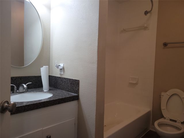 1004 W Wall Street W, Grapevine, TX 76051