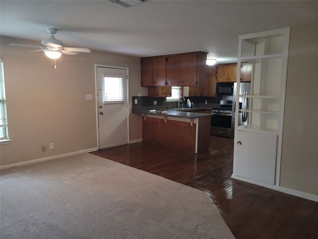 1004 W Wall Street W, Grapevine, TX 76051