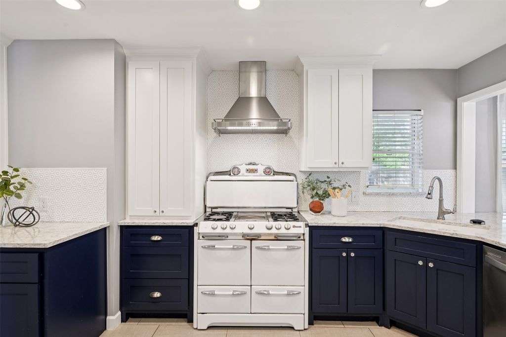 2403 W Colorado Boulevard, Dallas, TX 75211