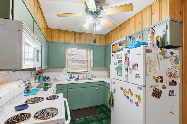 8 BOLLER DR, Boonville, MO 65233