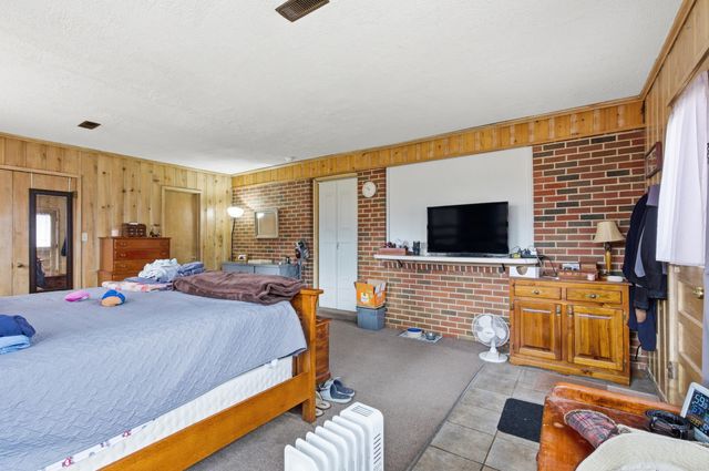 8 BOLLER DR, Boonville, MO 65233