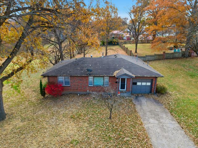 8 BOLLER DR, Boonville, MO 65233