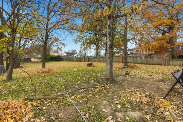 8 BOLLER DR, Boonville, MO 65233