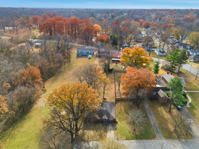 8 BOLLER DR, Boonville, MO 65233