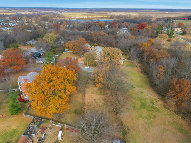 8 BOLLER DR, Boonville, MO 65233