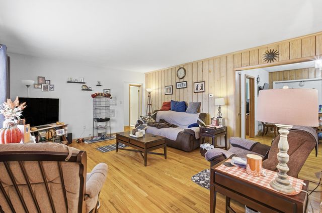 8 BOLLER DR, Boonville, MO 65233