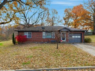 8 BOLLER DR, Boonville, MO 65233