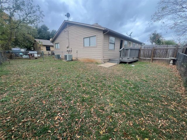 807 Lloyd LN A, Elgin, TX 78621