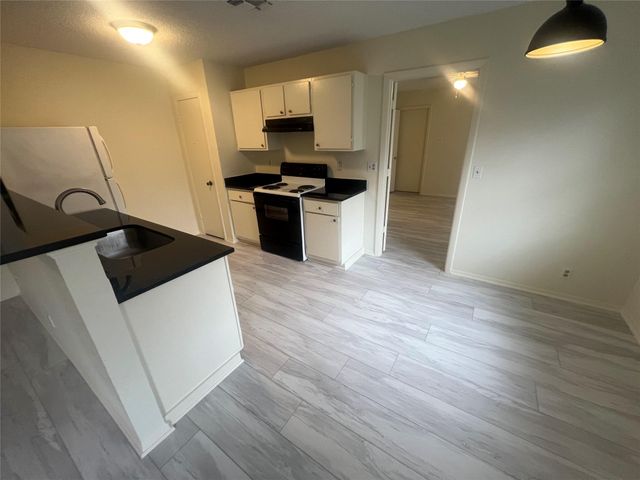 807 Lloyd LN A, Elgin, TX 78621