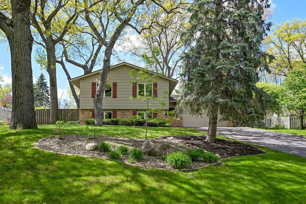 15008 Oakland Avenue, Burnsville, MN 55306