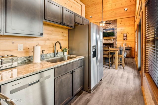 804 Peak Loop Way, Pigeon Forge, TN 37876