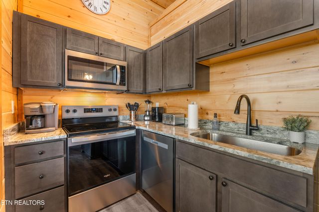 804 Peak Loop Way, Pigeon Forge, TN 37876