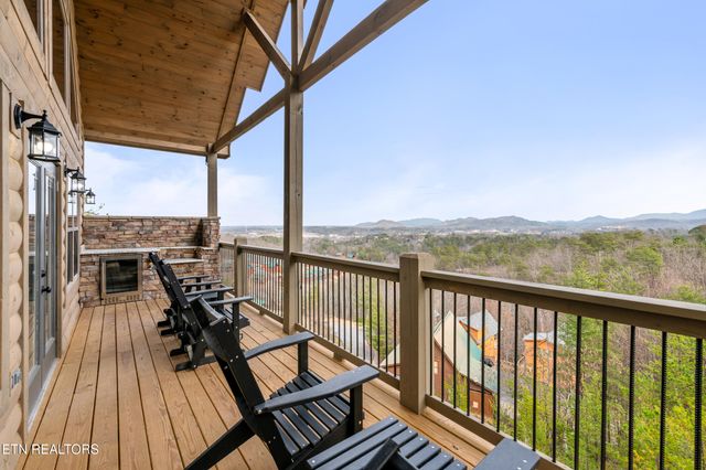 804 Peak Loop Way, Pigeon Forge, TN 37876