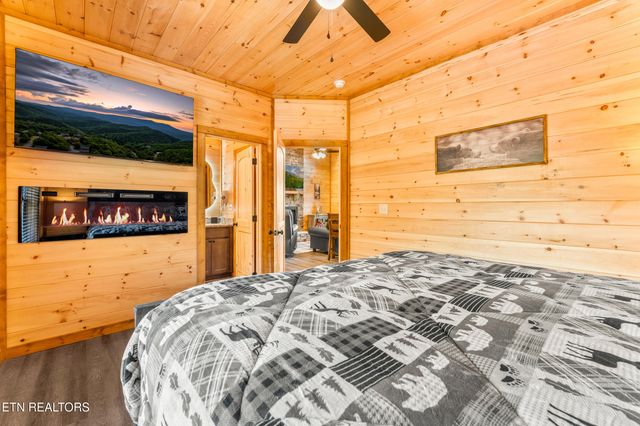 804 Peak Loop Way, Pigeon Forge, TN 37876