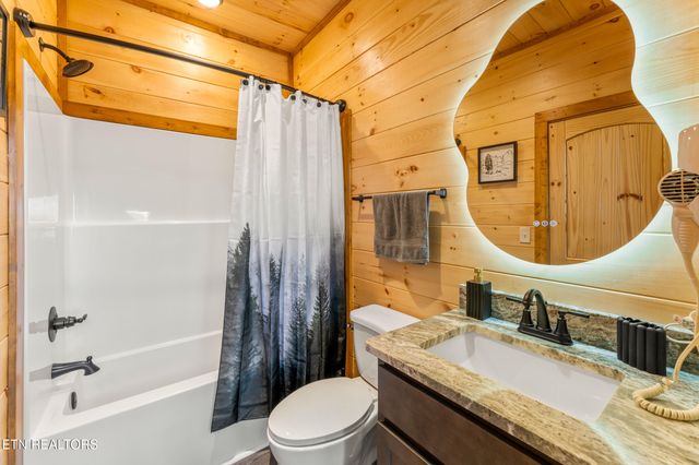 804 Peak Loop Way, Pigeon Forge, TN 37876