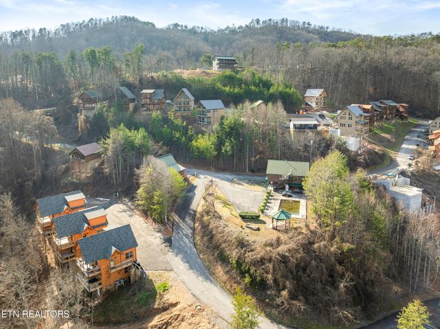 804 Peak Loop Way, Pigeon Forge, TN 37876