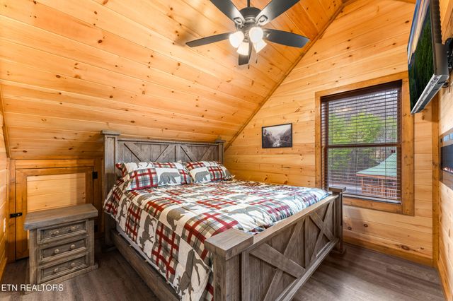 804 Peak Loop Way, Pigeon Forge, TN 37876