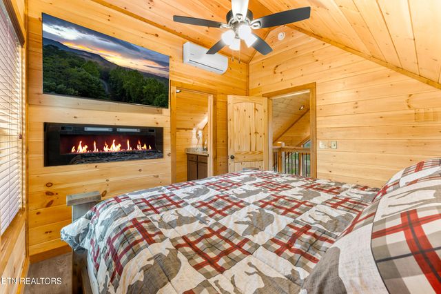 804 Peak Loop Way, Pigeon Forge, TN 37876