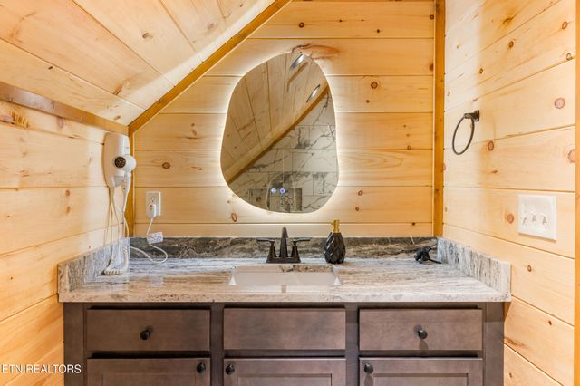 804 Peak Loop Way, Pigeon Forge, TN 37876