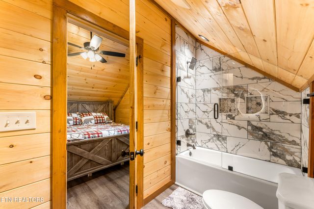 804 Peak Loop Way, Pigeon Forge, TN 37876