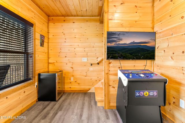 804 Peak Loop Way, Pigeon Forge, TN 37876