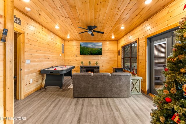 804 Peak Loop Way, Pigeon Forge, TN 37876