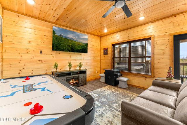 804 Peak Loop Way, Pigeon Forge, TN 37876