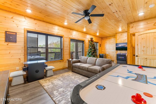 804 Peak Loop Way, Pigeon Forge, TN 37876