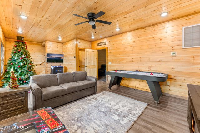 804 Peak Loop Way, Pigeon Forge, TN 37876