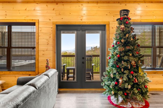 804 Peak Loop Way, Pigeon Forge, TN 37876