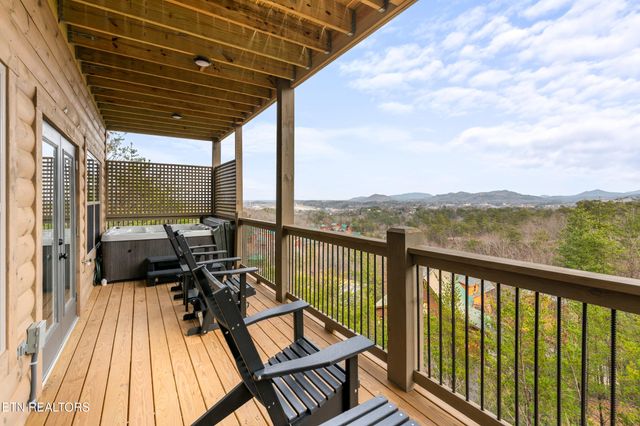 804 Peak Loop Way, Pigeon Forge, TN 37876