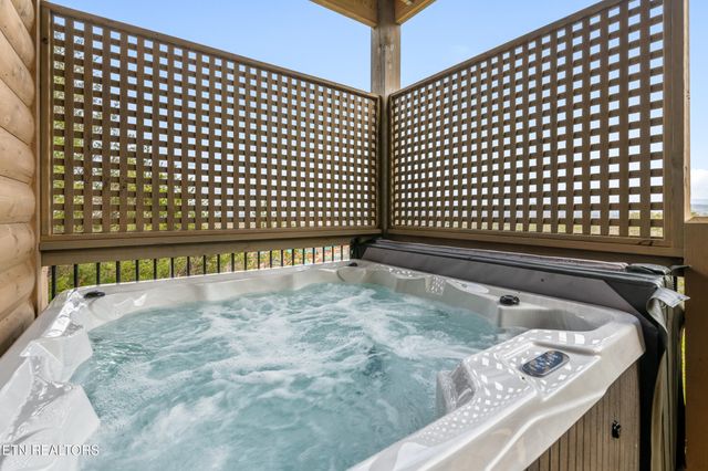 804 Peak Loop Way, Pigeon Forge, TN 37876