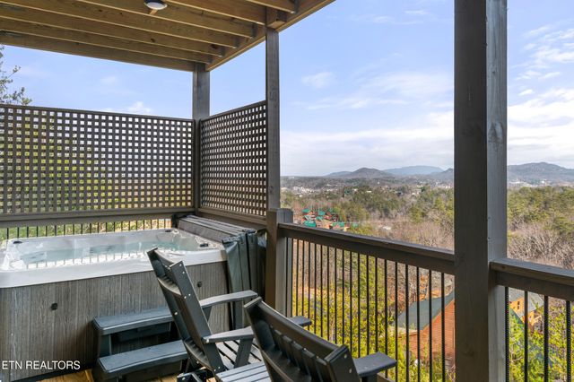 804 Peak Loop Way, Pigeon Forge, TN 37876